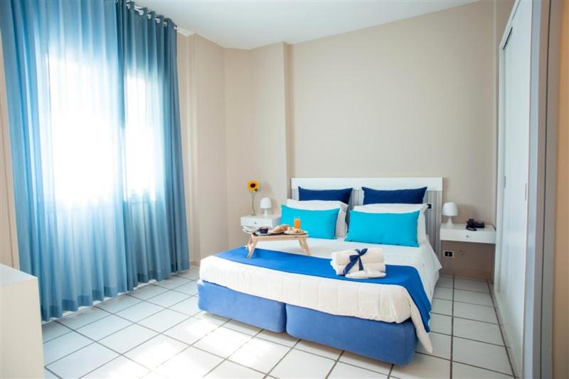 Postel nebo postele na pokoji v ubytování Hotel Lo Scoglio