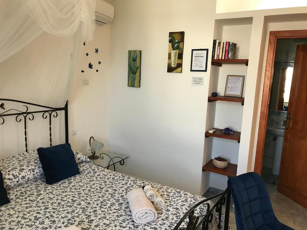Una cama o camas en una habitación de Zia Yaya