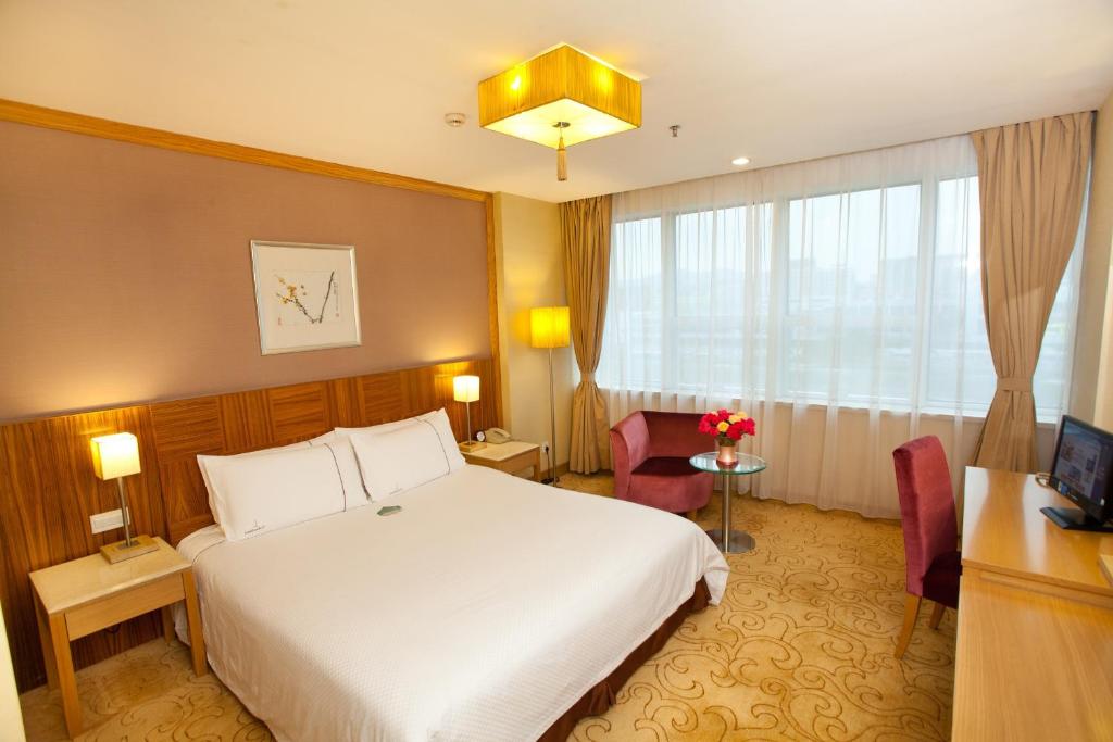 Postel nebo postele na pokoji v ubytování Liuhua Hotel