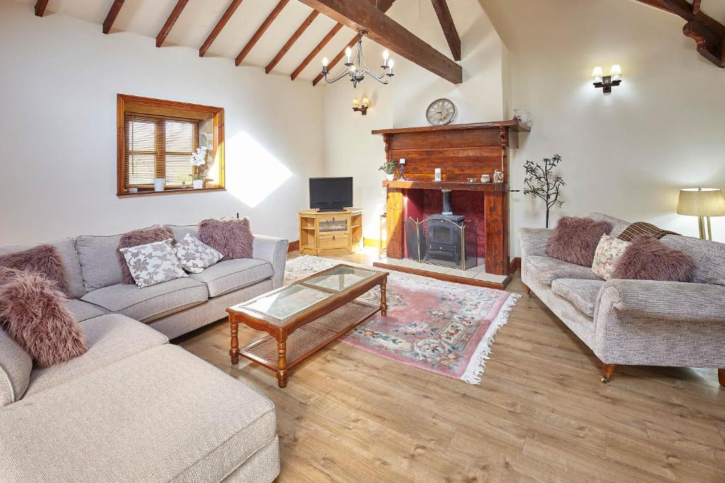 ein Wohnzimmer mit zwei Sofas und einem Kamin in der Unterkunft Host & Stay - The Arches Cottage in Brotton