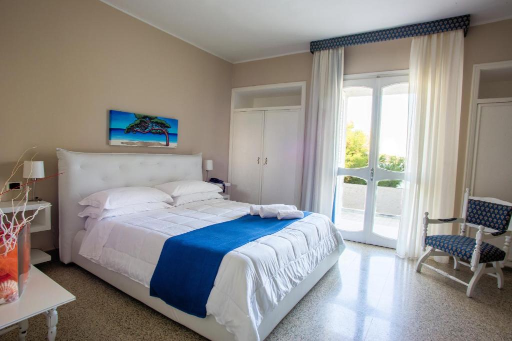 Postel nebo postele na pokoji v ubytování Hotel Lo Scoglio