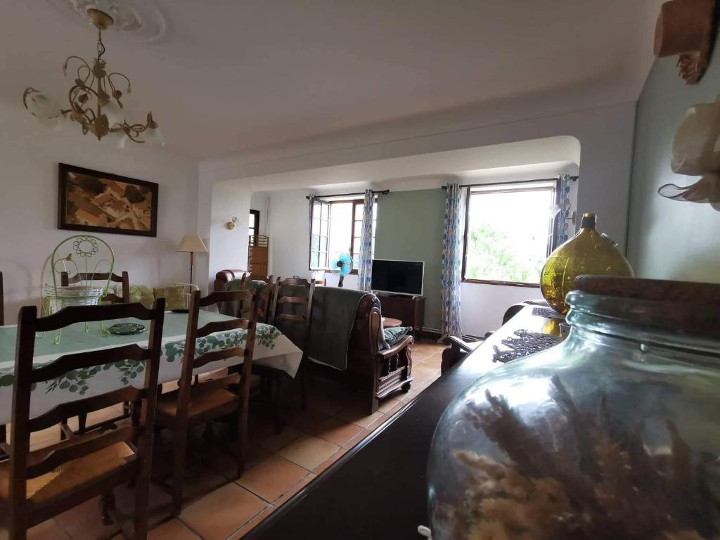 un salon avec une table et une salle à manger dans l'établissement L Oustal du Malbernat, à Frayssinet-le-Gélat