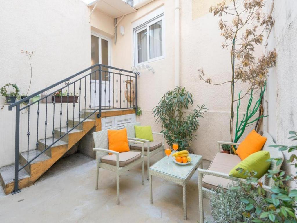 patio z krzesłami, stołem i schodami w obiekcie Green Magic Apartment w Dubrowniku