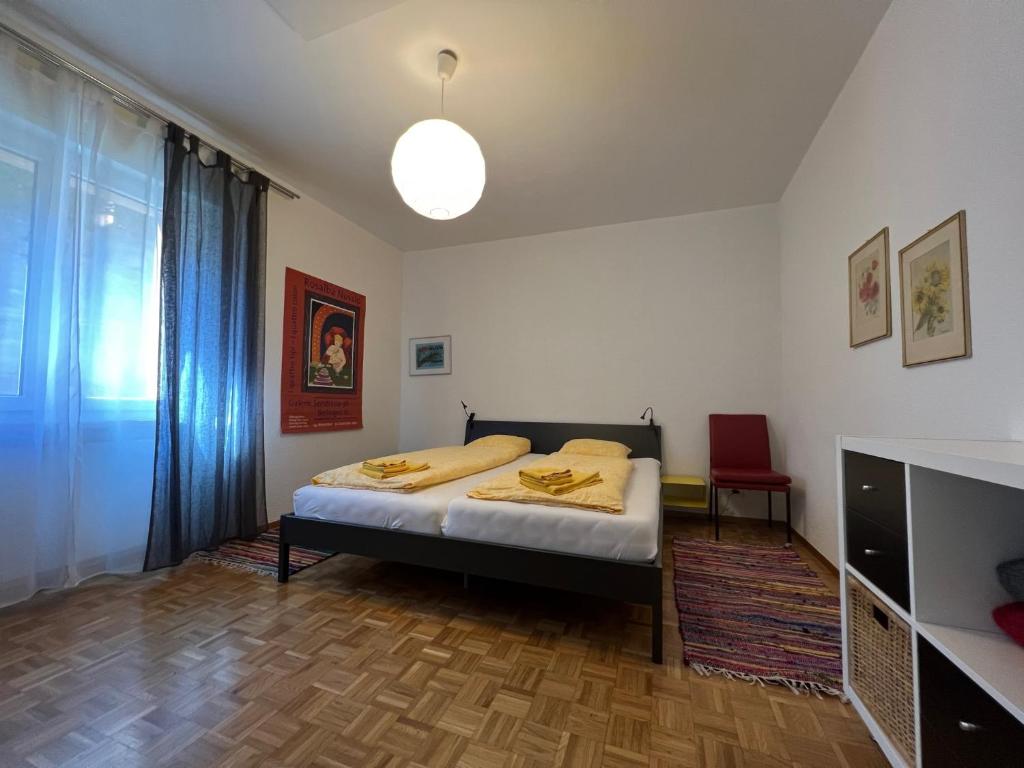 Postel nebo postele na pokoji v ubytování Muralto - Locarno: Miramonti Apt.5
