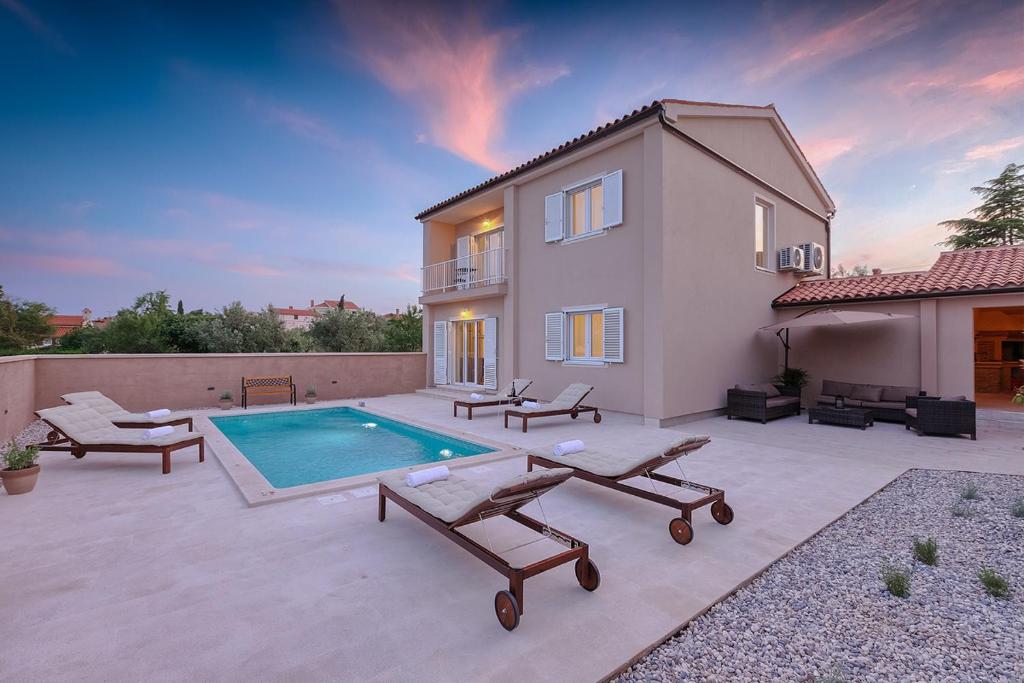 Bazén v ubytování Villa Mokka - Perfekt ausgestattete Villa in hervorragender Lage nebo v jeho okolí