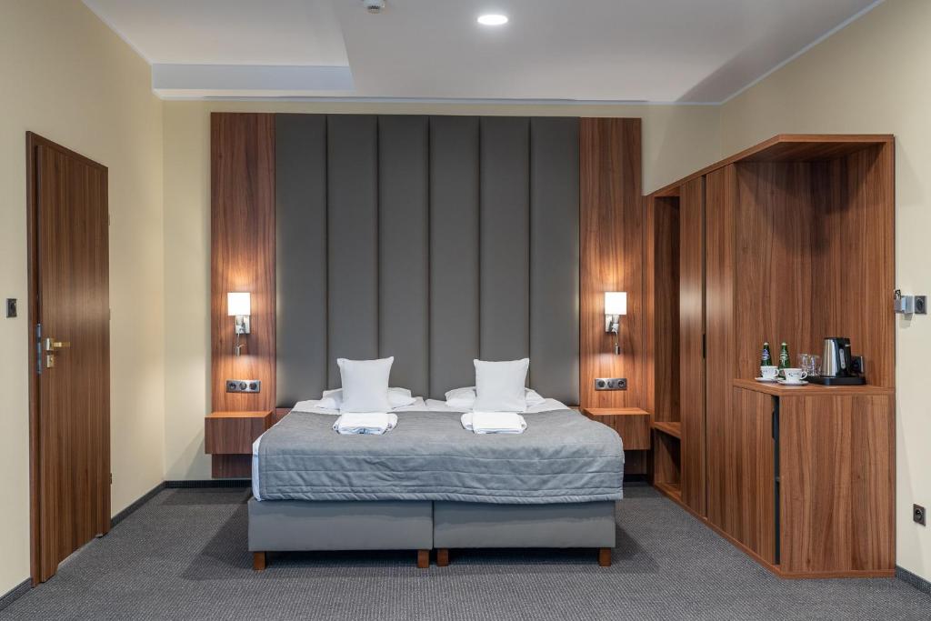 een slaapkamer met een bed met twee handdoeken erop bij Hotel Wodnik in Bydgoszcz