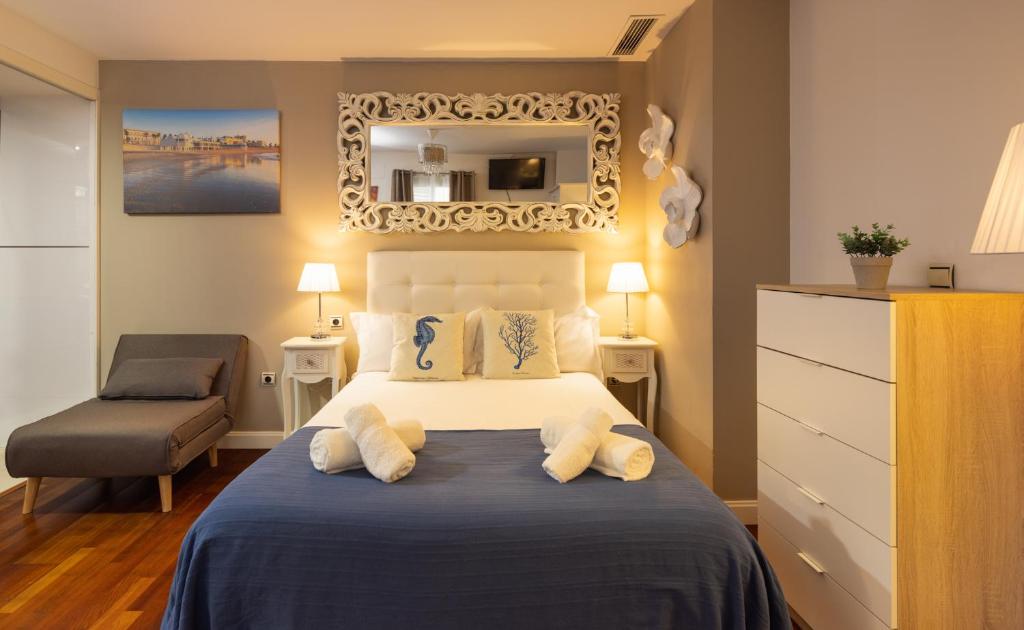 カディスにあるEl Estudio del Marqués Little Apartmentsのベッドルーム1室(ベッド1台、椅子、鏡付)