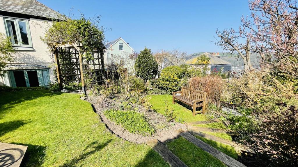 Zahrada ubytování The Garden Cottage - Elevated position, wonderful views over Dartmouth, beautiful garden