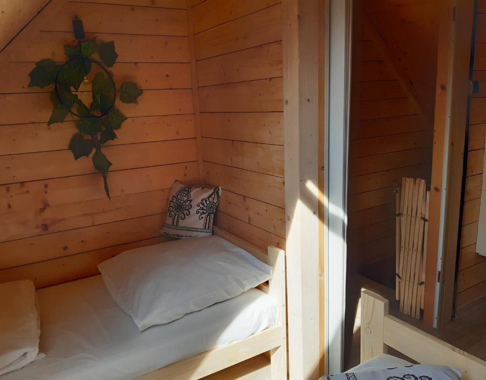 Postel nebo postele na pokoji v ubytování Chatka pod lasem Szczyrk