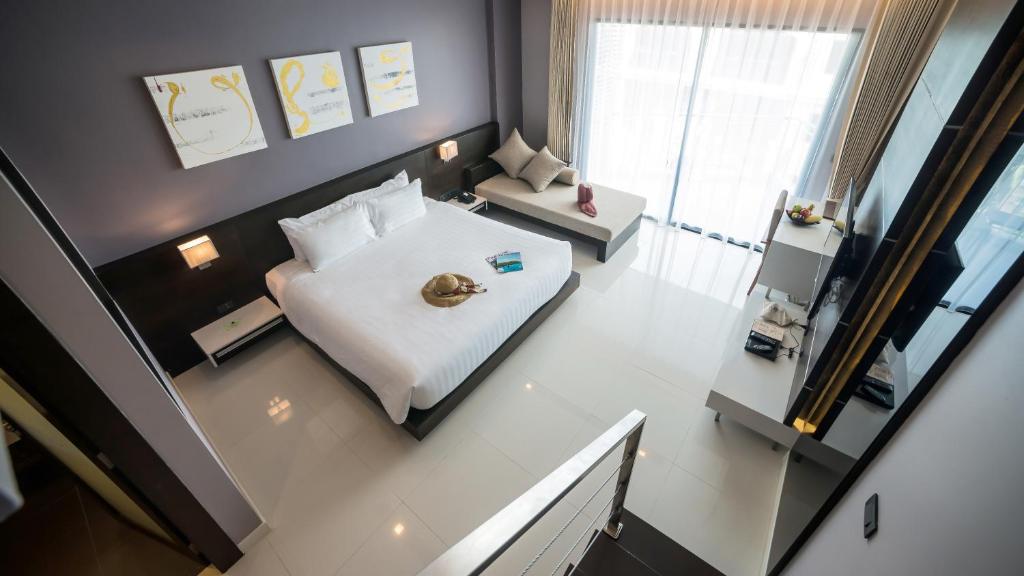 Postel nebo postele na pokoji v ubytování The Charm Resort Phuket - SHA Certified