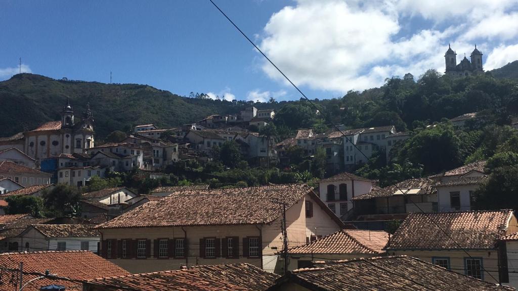 uma vista para uma cidade com casas numa montanha em CASA RAIZ cama, café e prosa em Ouro Preto