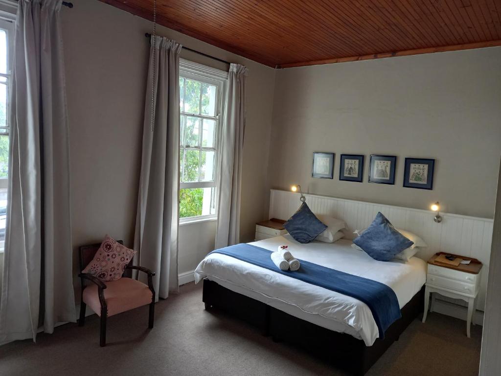 um quarto com uma cama com um urso de peluche em 137 High Street Guest House em Grahamstown