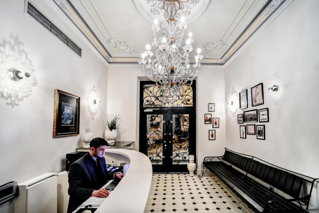 Uma área de estar em The Story Hotel Pera