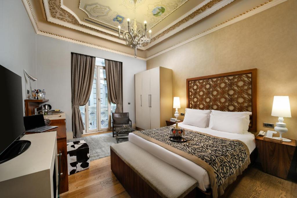 Uma TV ou centro de entretenimento em The Story Hotel Pera