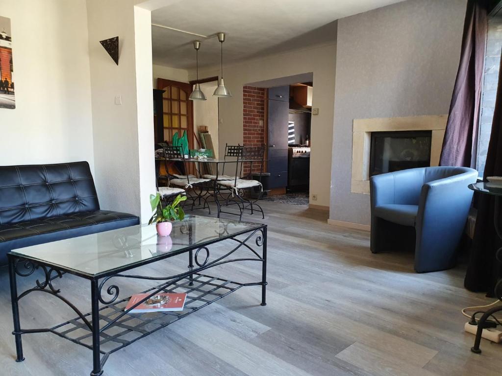 a living room with a couch and a coffee table at Maison-Gite métropole Nancy in Vandoeuvre-lès-Nancy