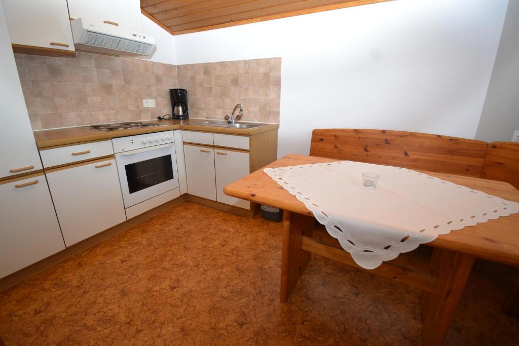 Kuchnia lub aneks kuchenny w obiekcie Landhaus Bichlbach
