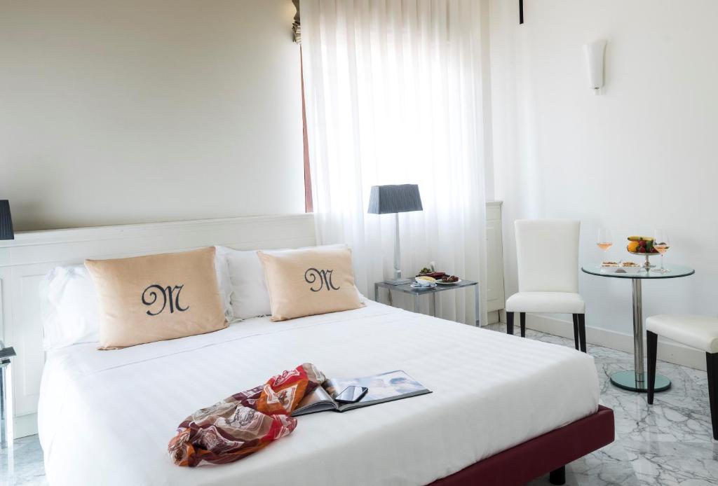 Postel nebo postele na pokoji v ubytování Hotel Metropole Taormina