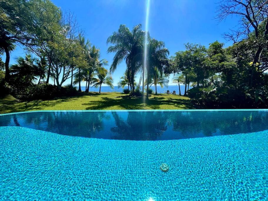 Kolam renang di atau dekat dengan Stunning Oceanfront 4-Bdrm Villa w/ Infinity Pool