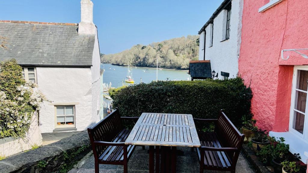 Holly Cottage characterful cottage a stones throw from river Dart