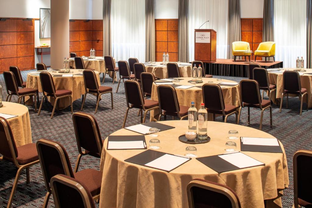 una sala conferenze con tavoli rotondi e sedie di Crowne Plaza Hotel Brugge, an IHG Hotel a Bruges