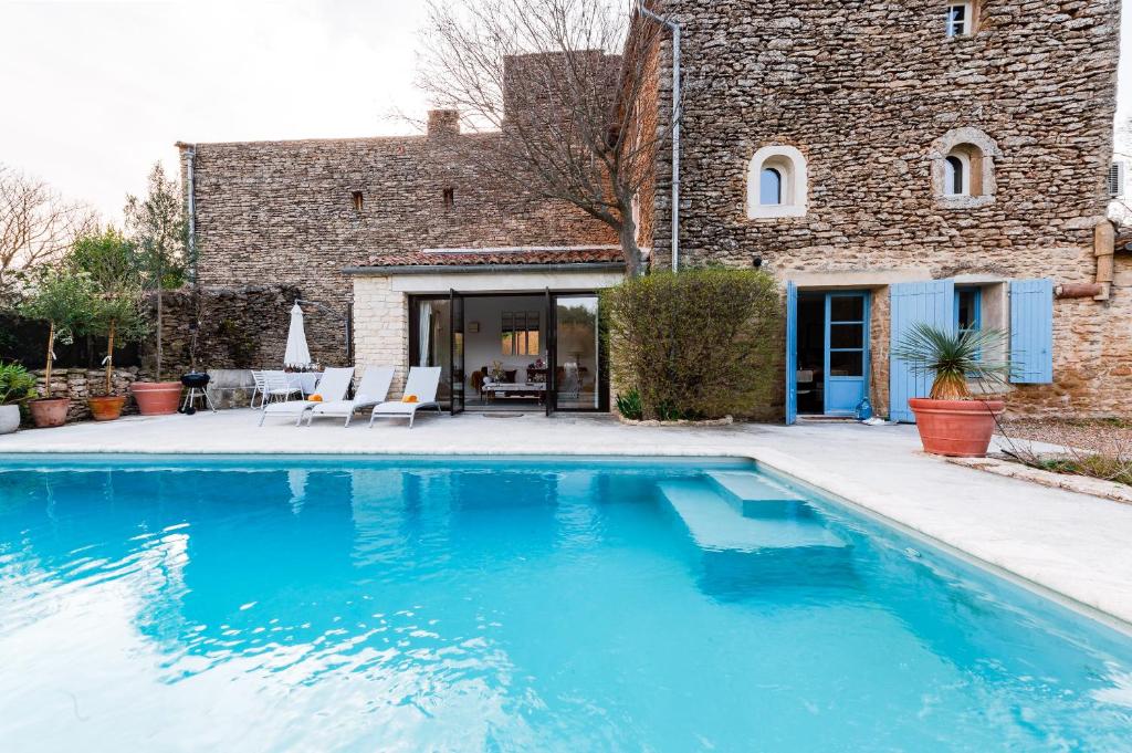 une piscine devant une maison dans l'établissement Belle De Jour -A Provencal gem Private heated pool, à Gordes