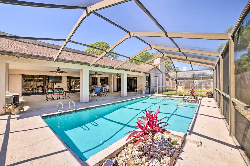 obraz basenu w domu w obiekcie Relaxing Tampa Abode with Screened Lanai and Pool w mieście Tampa