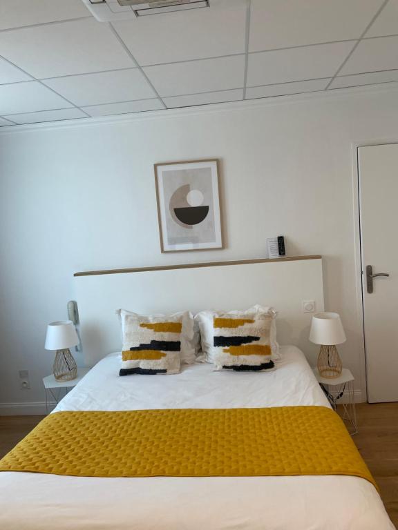 Postel nebo postele na pokoji v ubytování Hôtel Porte Mars Reims Gare Centre Arena