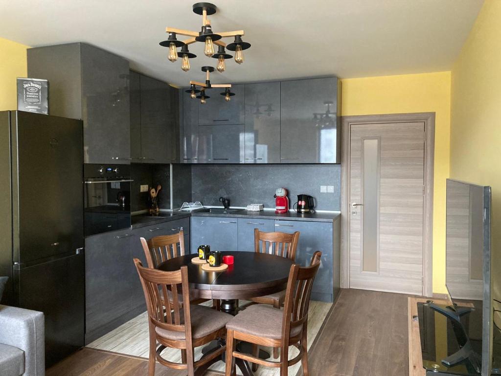 A kitchen or kitchenette at Victor's Suite , with private parking