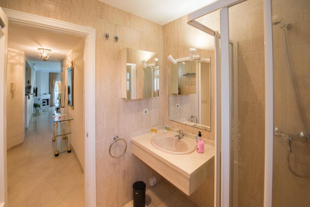 Fotografia z galérie ubytovania Spacious flat with pool in Marbella v Marbelli