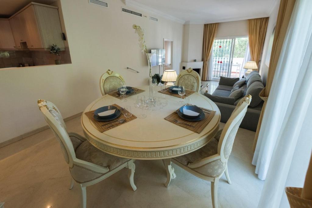 Fotografia z galérie ubytovania Spacious flat with pool in Marbella v Marbelli