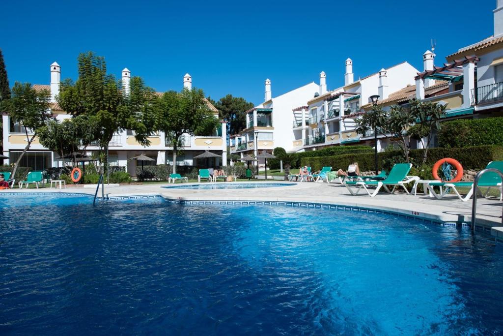 una piscina en medio de un complejo en Spacious flat with pool in Marbella, en Marbella