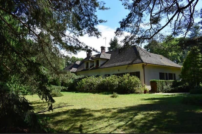 una gran casa blanca con un gran patio en LES GENEBRUYERES - L'HISTOIRE D'UN REVE, en Aubigny-sur-Nère