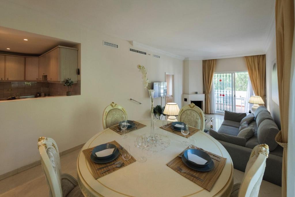 Fotografia z galérie ubytovania Spacious flat with pool in Marbella v Marbelli