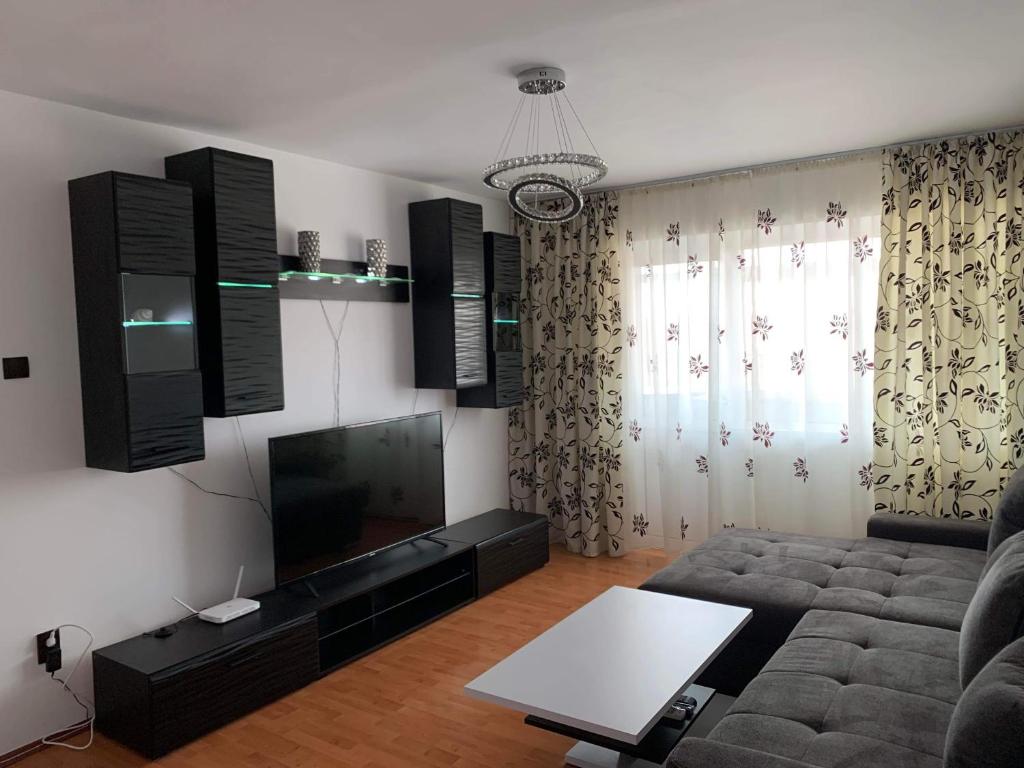 un soggiorno con divano e TV a schermo piatto di Apartament Oskar a Jurilovca