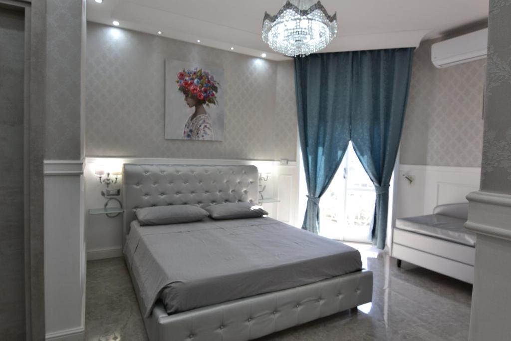 A bed or beds in a room at SILVER SUITE
