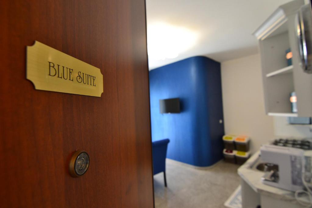 Kuchyňa alebo kuchynka v ubytovaní BLUE SUITE