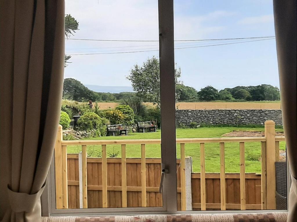 una ventana con vistas a un campo en Cadwgan Caravan, en Dyffryn