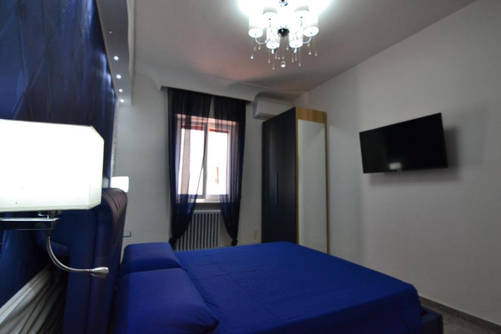Televízia a/alebo spoločenská miestnosť v ubytovaní BLUE SUITE
