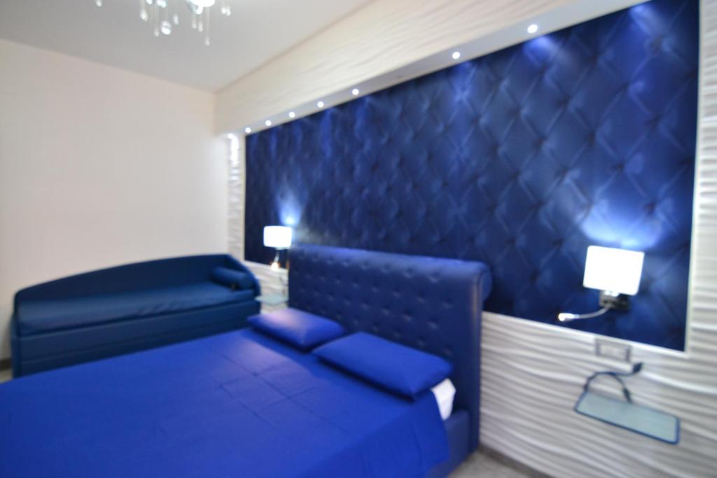 Posteľ alebo postele v izbe v ubytovaní BLUE SUITE