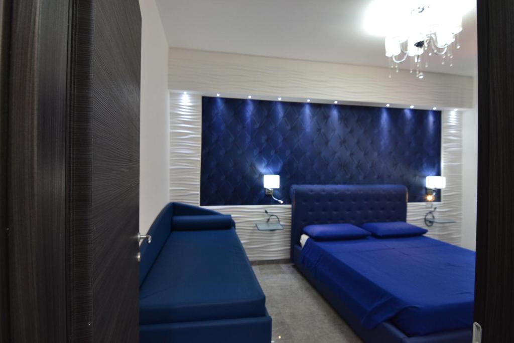 Posteľ alebo postele v izbe v ubytovaní BLUE SUITE
