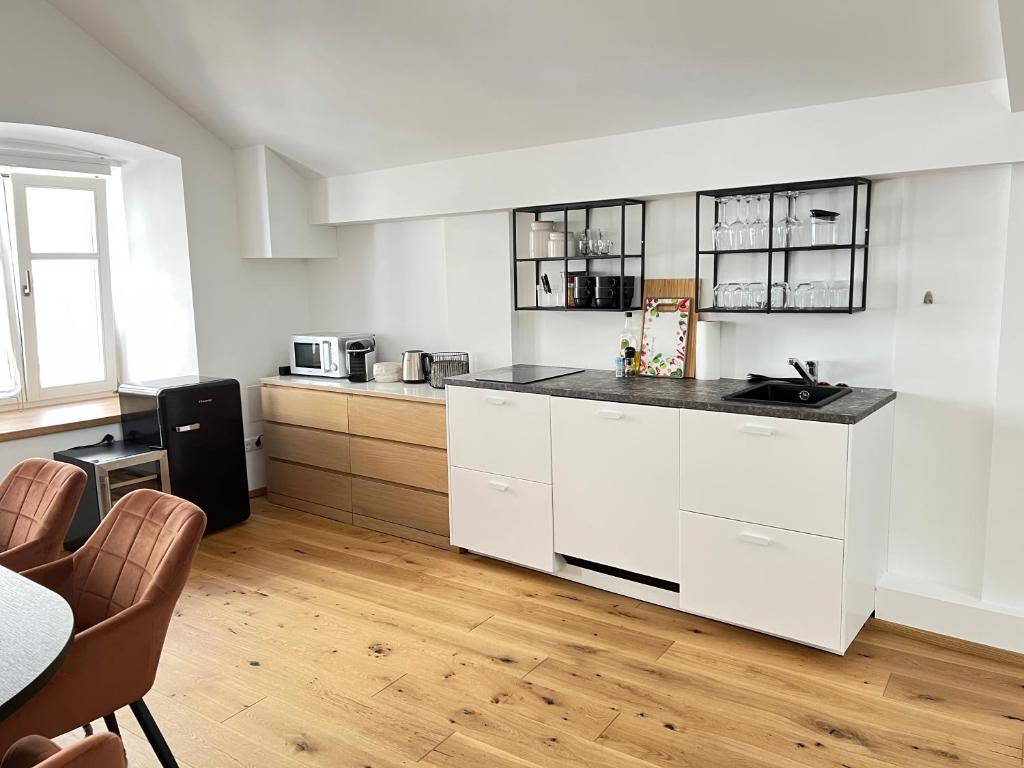 A kitchen or kitchenette at Penthouse MaxFux direkt in der Fußgängerzone 130m2