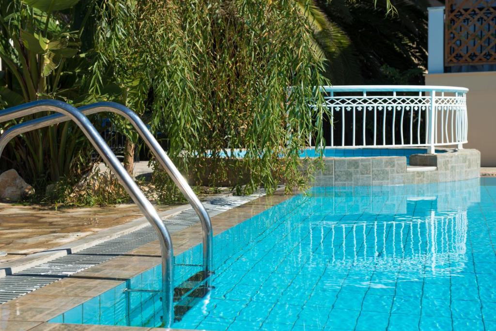 Bazén v ubytování California Beach Hotel - Adults Only nebo v jeho okolí