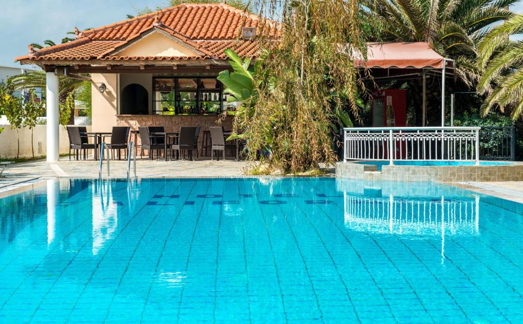 Bazén v ubytování California Beach Hotel - Adults Only nebo v jeho okolí