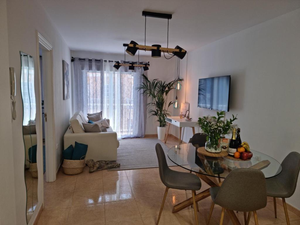 ギア・デ・イソラにあるAPARTAMENTO CORALのリビングルーム(テーブル、椅子、ソファ付)