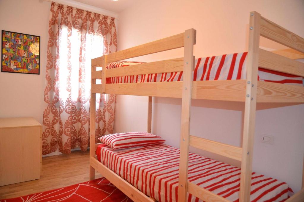 Łóżko lub łóżka w pokoju w obiekcie Montello Apartment Noale