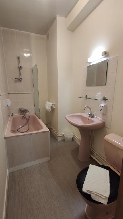 Koupelna v ubytování Hotel Angleterre
