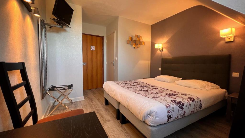 Postel nebo postele na pokoji v ubytování Logis Hotel Restaurant des Voyageurs