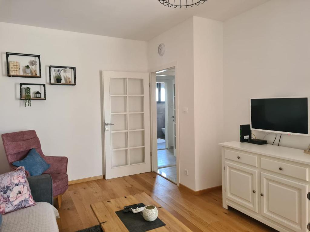 sala de estar con sofá y TV en Apartman Ružica Split en Split