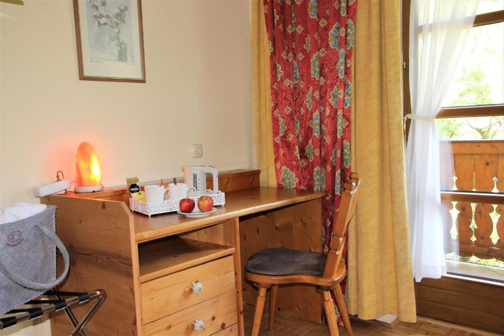 Príslušenstvo na prípravu kávy alebo čaju v ubytovaní Bauernhofhotel "die Unterbergerin" - Zimmer mit Frühstück und Ferienwohnungen in Gastein mit GRATIS Thermeneintritt