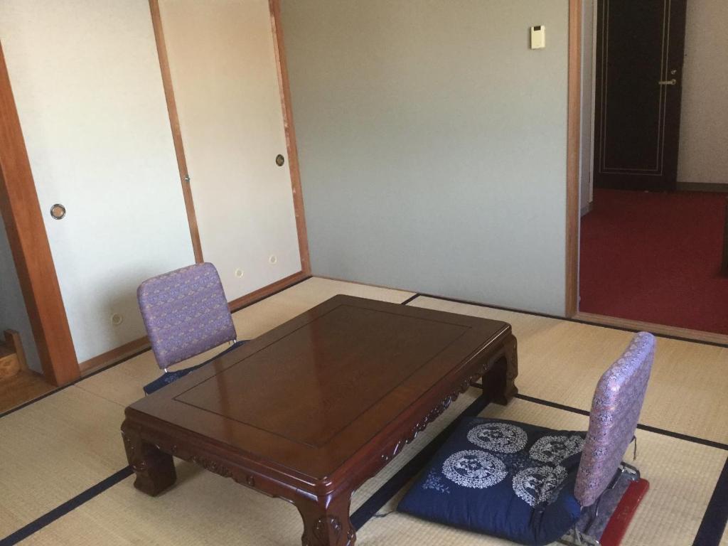 a coffee table and two chairs in a room at Homestay Dream - Vacation STAY 2666 in Minami Uonuma